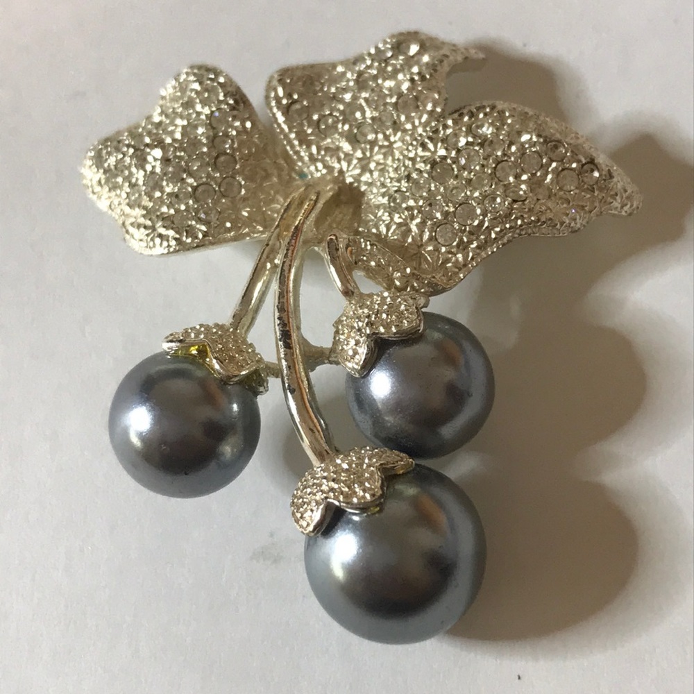 Gray pearl & silver crystal brooch pin